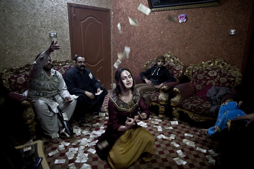 Waseem Akram tanzt an einer privaten Party.&nbsp;