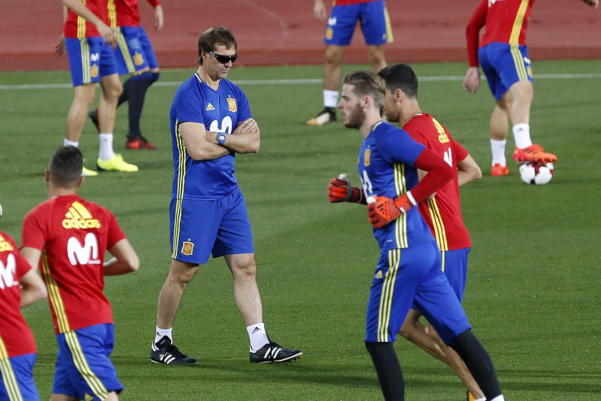 epa06240494 Spain&#039;s head coach Julen Lopetegui (C) leads the team training session held in Las Rozas, Madrid, Spain, 02 October 2017. Spain will face Albania and Israel at the 2018 FIFA World Cup ...