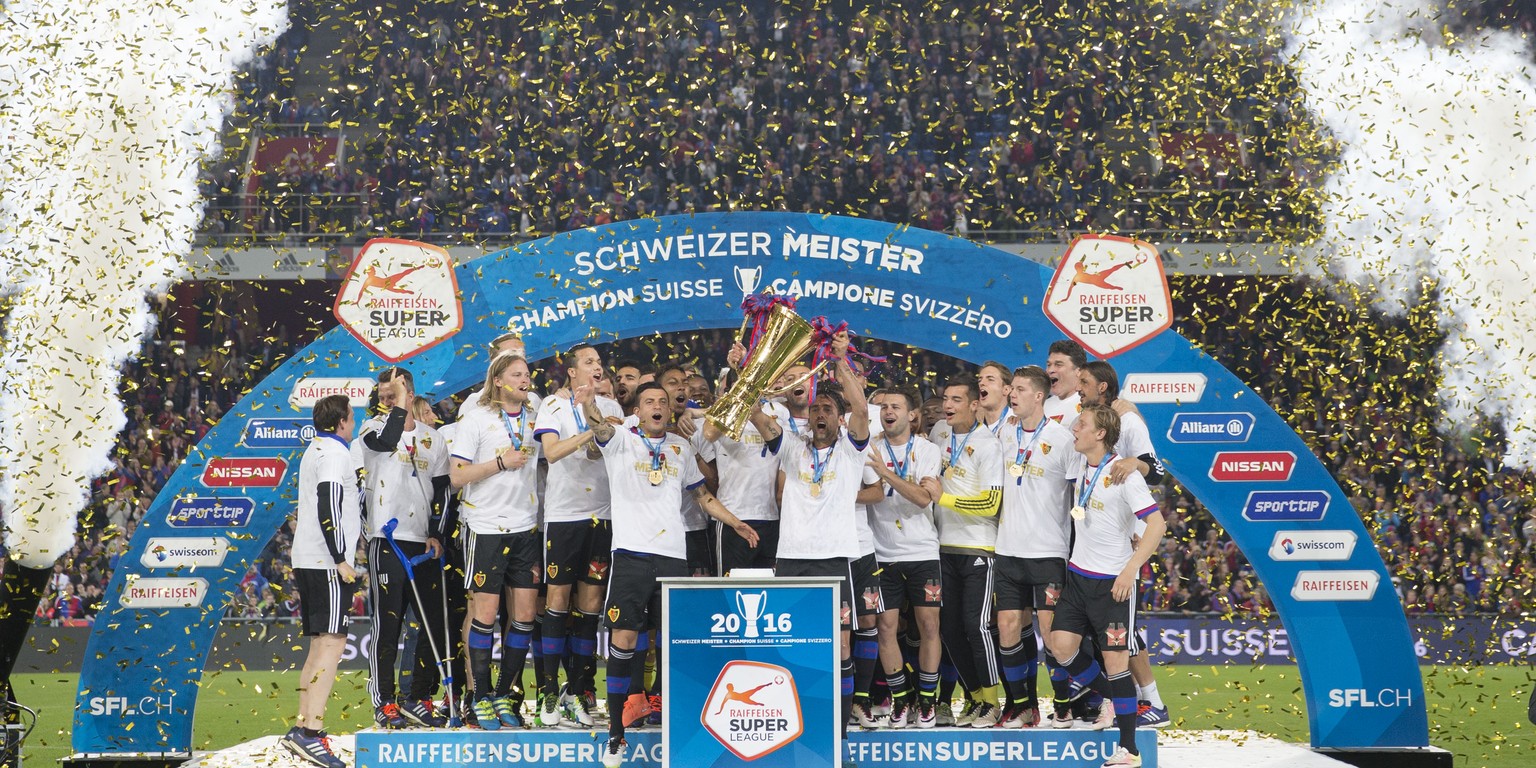 Der FC Basel jubelt als Schweizer Meister mit dem Pokal nach dem letzten Fussball Meisterschaftsspiel der Saison, im Stadion St. Jakob-Park in Basel, am Mittwoch, 25. Mai 2016. Der FC Basel wurde zum  ...