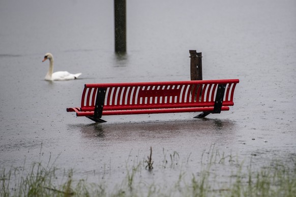 Die Sitzbaenke an der Uferpromenade in Alpnach-Stad im Kanton Obwalden am Vierwaldstaettersee stehen im Wasser, aufgrund der heftigen Regenfaelle, am Dienstag, 13. Juli 2021, in Alpnach. Der Wasserspi ...