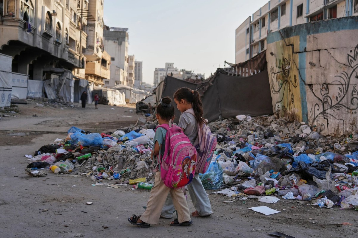 Deux fillettes palestiniennes se rendent ici à l'école, dans leur ville natale de Gaza, presque entièrement détruite.
