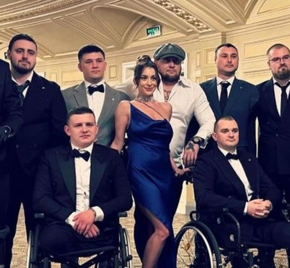 Gemeinsam mit ukrainischen Veteranen posiert die Pornodarstellerin in der Kiewer Oper.