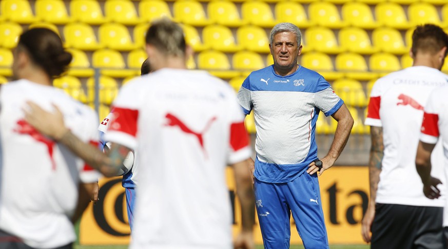 Switzerland&#039;s soccer coach Vladimir Petkovic talks to his players during a training session at the LFF stadium in Vilnius, Lithuania,Saturday, June 13, 2015. Switzerland will play Lithuania in a  ...