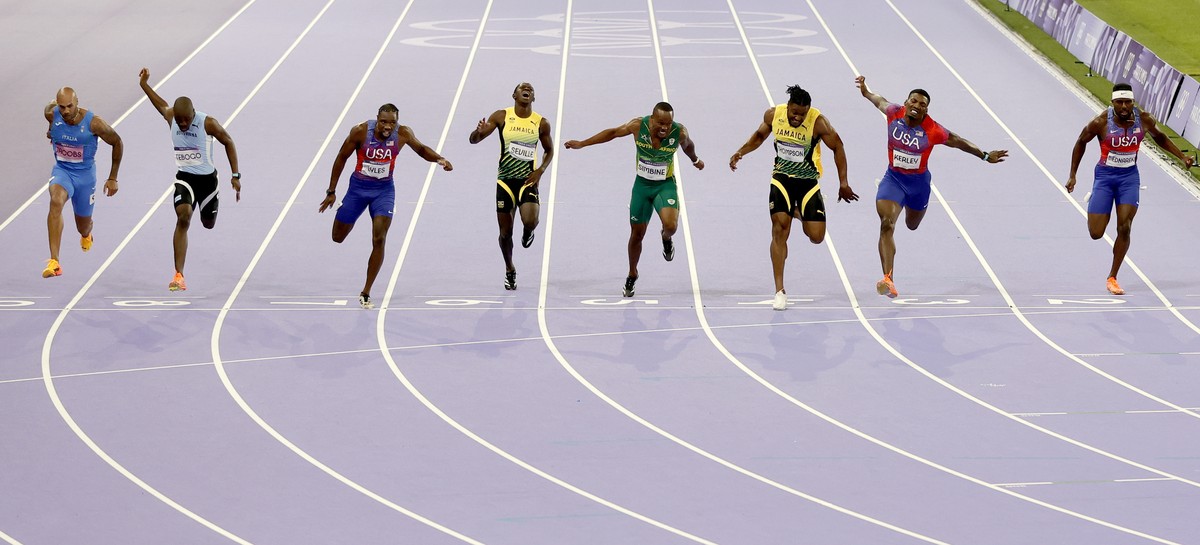 epa11526423 Noah Lyles (3L) of the USA wins the Men 100m final of the Athletics competitions in the Paris 2024 Olympic Games, at the Stade de France stadium in Saint Denis, France, 04 August 2024. Kis ...