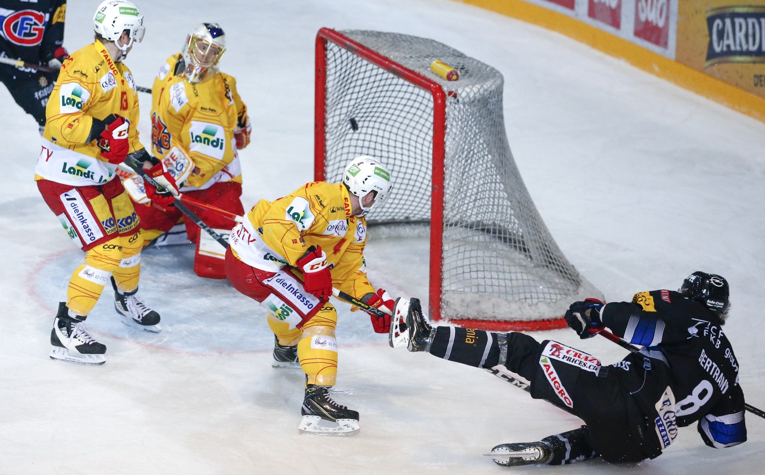 Fribourgs Charles Bertrand, rechts, erzielt das Tor zum 1-0 gegen Biels Torhueter Jonas Hiller, Anssi Salmela und Kevin Fey, im Eishockey Meisterschaftsspiel der National League zwischen dem HC Fribou ...