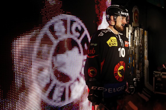 Berns Tristan Scherwey geht aufs Eis, vor dem dritten Eishockey Playoff Halbfinalspiel der National League A zwischen dem SC Bern und dem HC Lugano, am Samstag, 25. Maerz 2017 in der Postfinance Arena ...