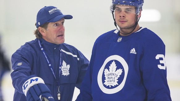 Toronto Maple Leafs head coach Mike Babcock, left, explains a drill to forward Auston Matthews during NHL hockey training camp in Niagara Falls, Ontario, Sunday, Sept. 16, 2018. (Aaron Lynett/The Cana ...