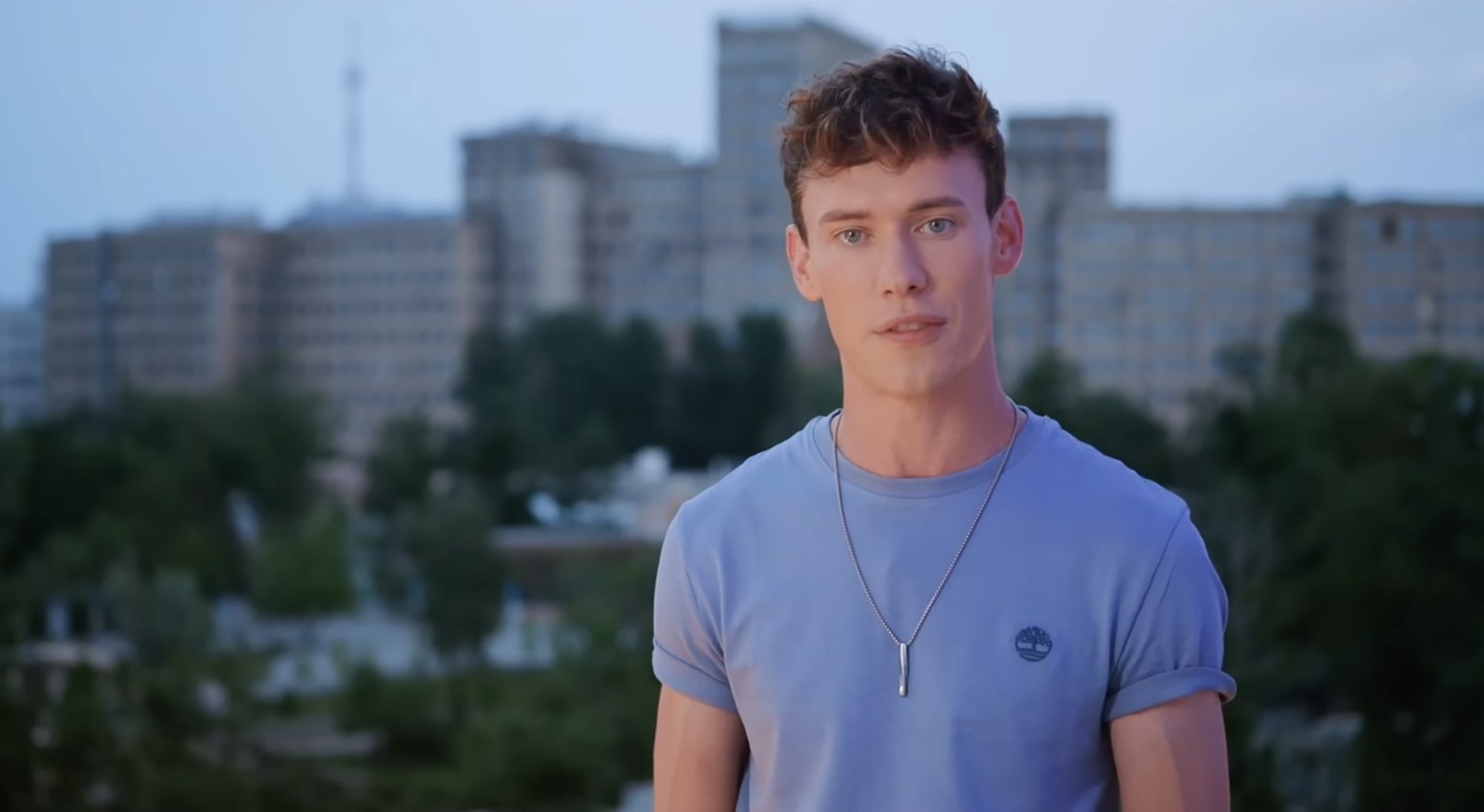 Coalan Robertson, irischer Journalist und Filmemacher, lebt in der Ukraine und prangert russische Kriegsverbrechen und westliche Kriegsprofiteure an.