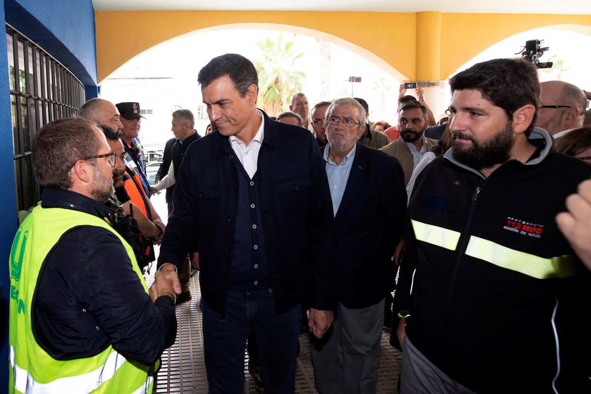epa07842214 Acting Spanish Prime Minister Pedro Sanchez (C) visits the flooded region of Los Alcaceres, Murcia, eastern Spain, 14 September 2019. A total of six people have died due to the 'gota  ...