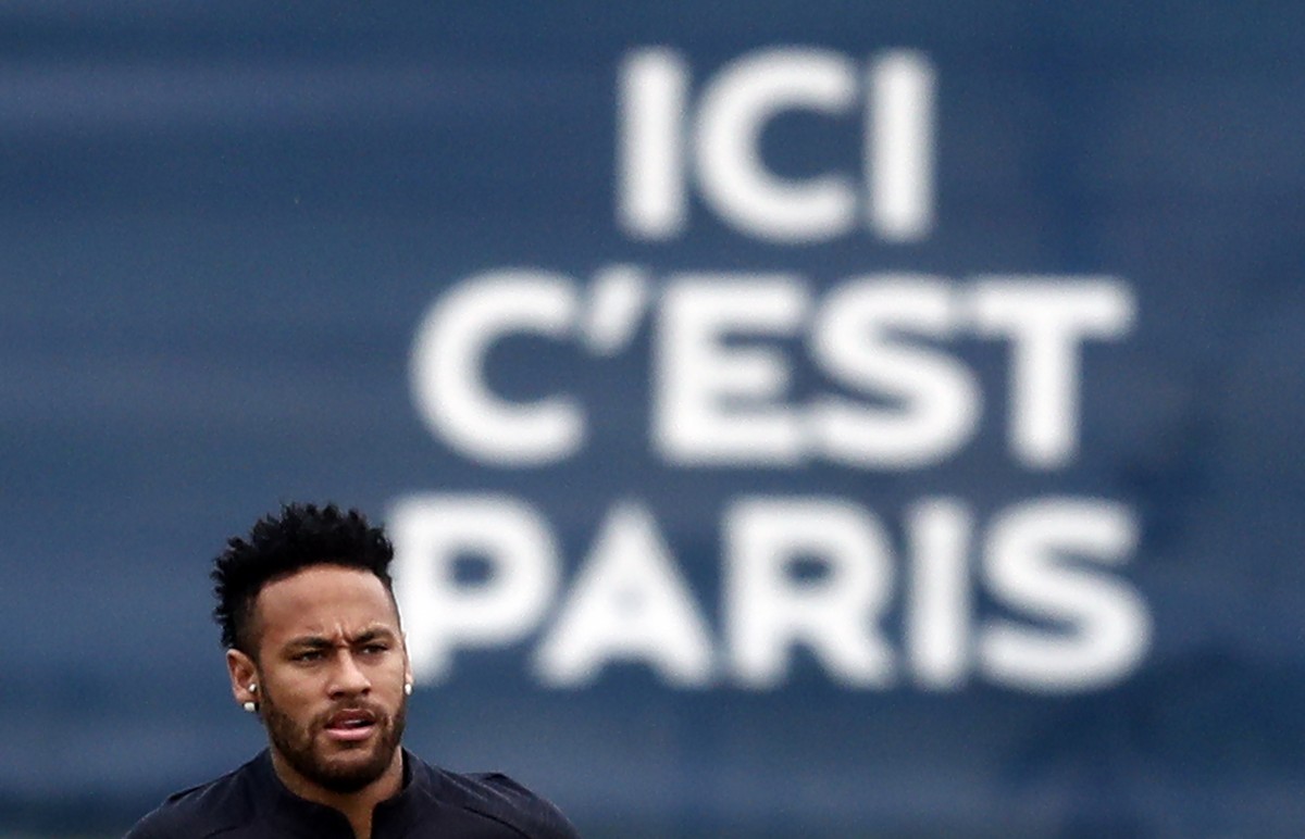 epa07777289 Paris Saint Germain player Neymar Jr attends a training session at the Ooredoo training centre in Saint-Germain-en-Laye, outside Paris, France, 17 August 2019. Seen back, PSG slogan ' ...
