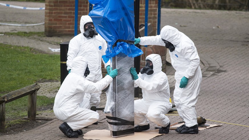 epa06643363 (FILE) - Army officers remove the bench, where Sergi Skripal and his daughter were found, in Salisbury, Wiltshire, Britain, 23 March 2018 (reissued 03 April 2018). The chief executive of t ...