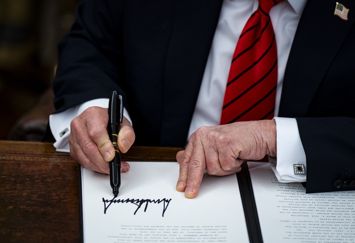 epa11887170 US President Donald Trump signs an executive order in the Oval Office of the White House in Washington, DC, USA, on 10 February 2025. Trump ordered a 25% tariff on steel and aluminum impor ...
