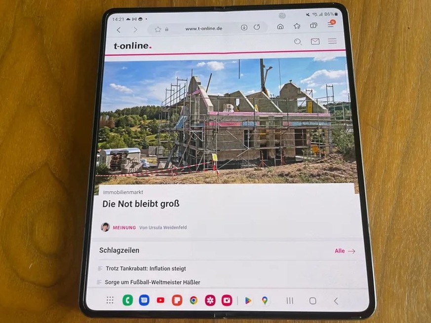 Die t-online-Seite auf dem Bildschirm des Fold4.