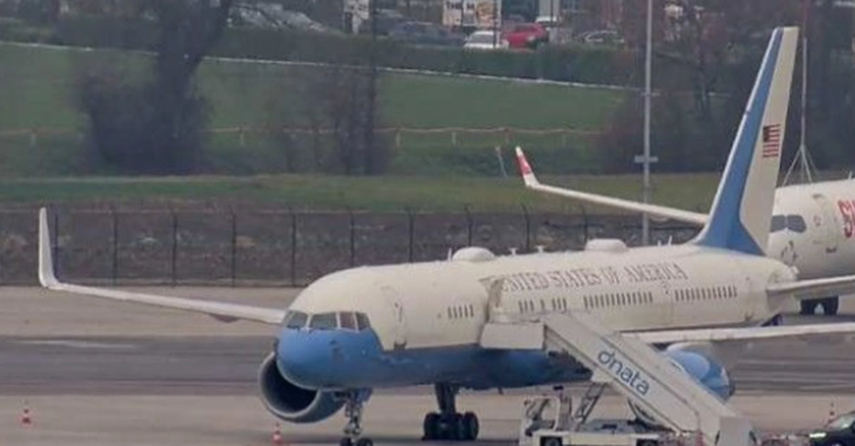 ami-flugzeug-in-z-rich-sorgt-f-r-r-tsel