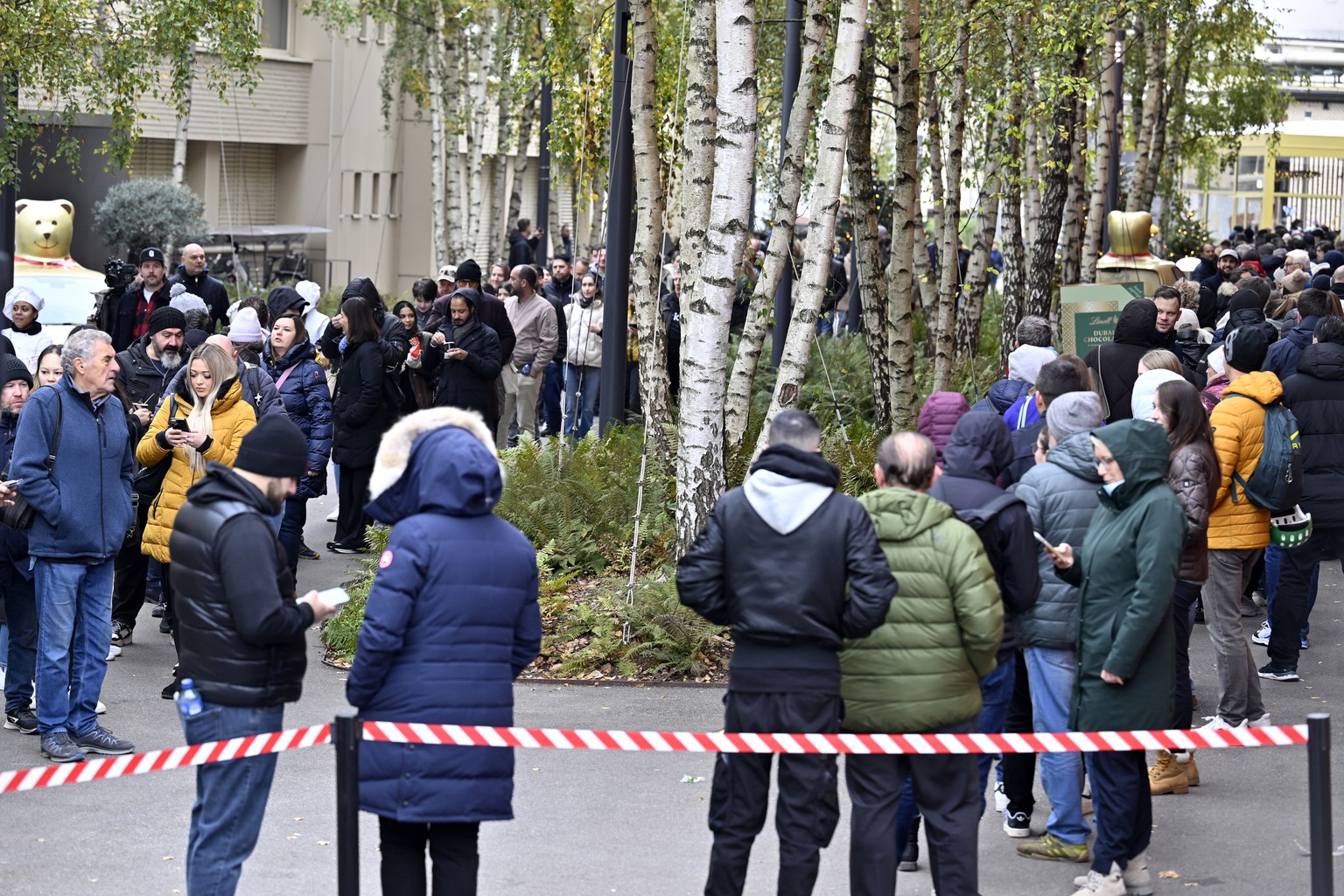 Menschen warten auf den Einlass vor dem Lindt Museum in Kilchberg am Samstag, 16. November 2024. Am Samstag ist eine auf 500 Stueck limitierte Auflage der handgefertigten Schokoladenkreation in den Ve ...