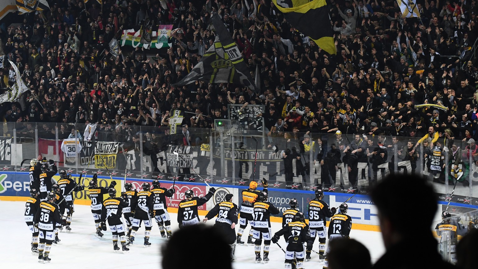 LuganoÕs players celebrate victory with Curva Nord fans at the end of the fifth match of the quarterfinal of National League Swiss Championship 2017/18 between HC Lugano and HC Fribourg-Gotteron, at t ...