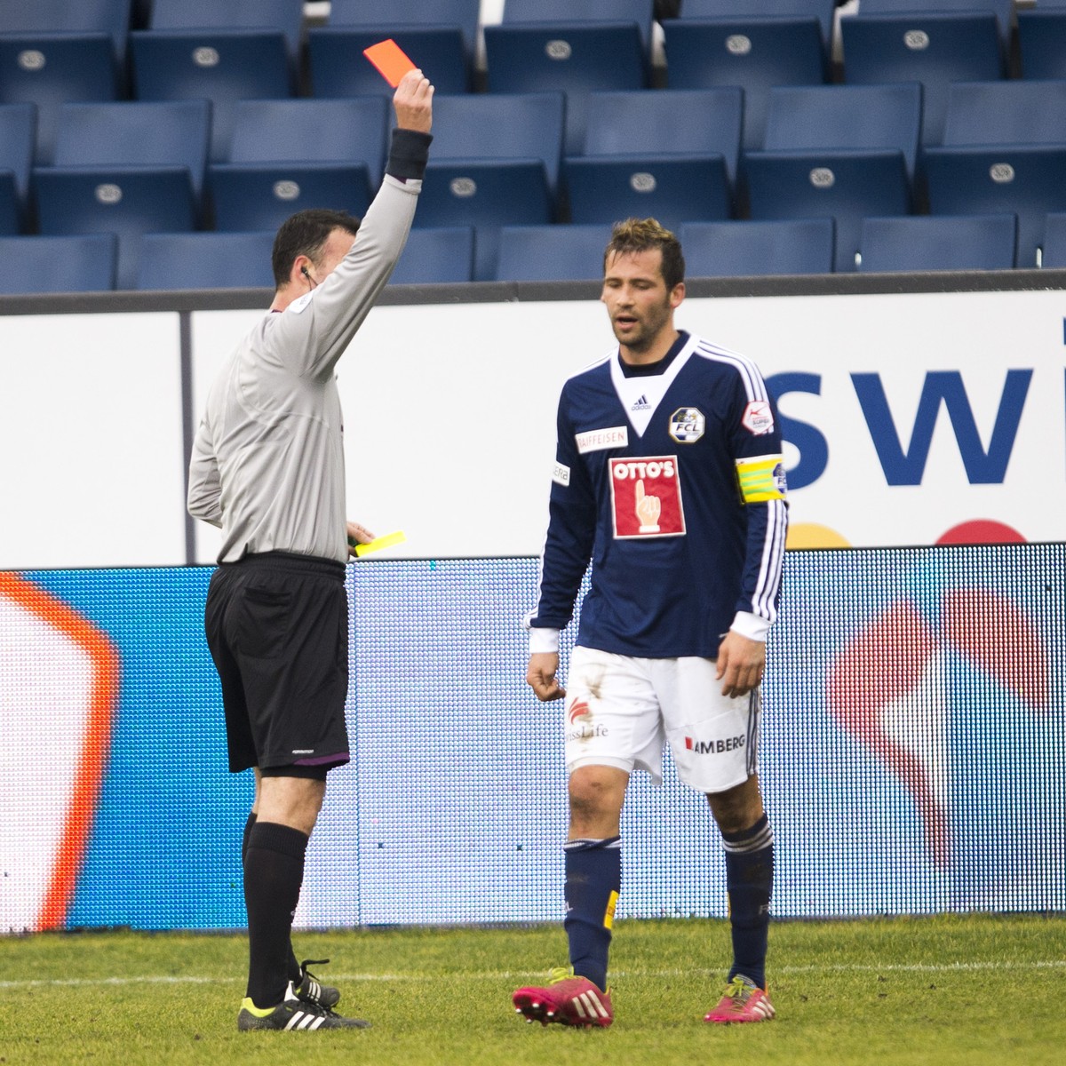 Captain Michel Renggli vom FC Luzern bekommt die rote Karte von Schiedsrichter Stephan Studer beim Fussball Meisterschaftsspiel der Super League zwischen dem FC Luzern und dem Grasshopper Club Zuerich ...