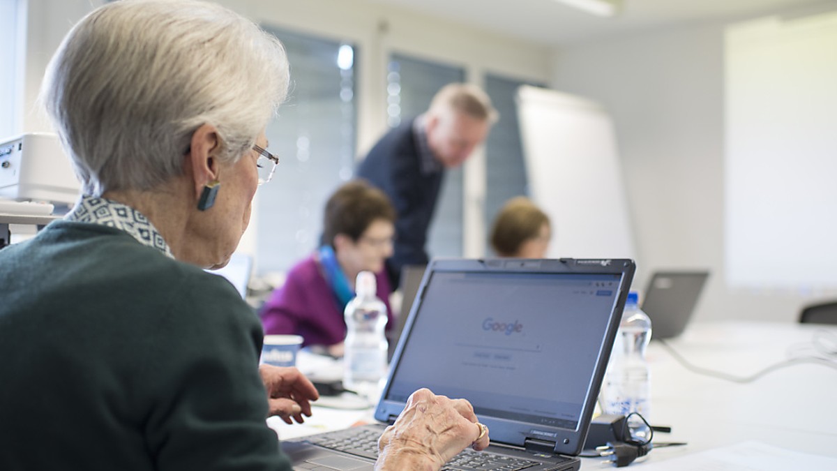 Eine Seniorin an einem Computerkurs. Die Industriestaatenorganisation OECD empfiehlt der Schweiz, das Rentenalter zu erhöhen. (Themenbild)