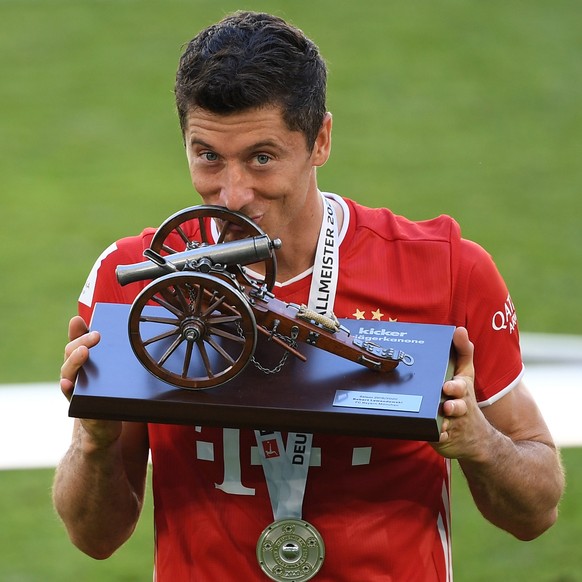 epa08890524 (FILE) - Robert Lewandowski of Bayern Munich poses with the trophy for the top goalscorer of the season after the German Bundesliga soccer match between VfL Wolfsburg and Bayern Munich in  ...