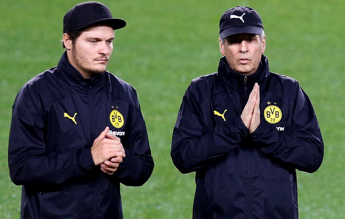 epa08027228 Borussia Dortmund's head coach Lucien Favre (R) attends a team's training session at Camp Nou stadium, in Barcelona, Catalonia, northeastern Spain, 26 November 2019. Borussia Dor ...