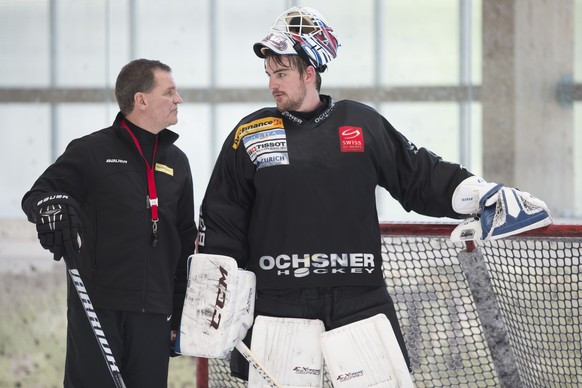 Sean Simpson im Gespräch mit Goalie Reto Berra, der an der WM die Nummer sein wird.