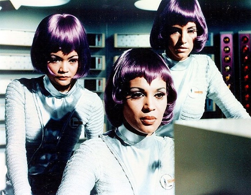 Die Schauspielerinnen Maureen Tann, Dolores Mantez und Andrea Allan im Operationszentrum der Mondbasis in «UFO».