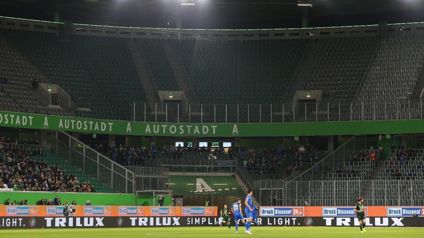 Nur Einhundert Fans aus Hoffenheim stehen im Fanblock - 1. Fußball Bundesliga Saison 2019-2020 Punktspiel VfL Wolfsburg vs. TSG Hoffenheim in der Volkswagen Arena in Wolfsburg - Fußball,Deutschland,23 ...