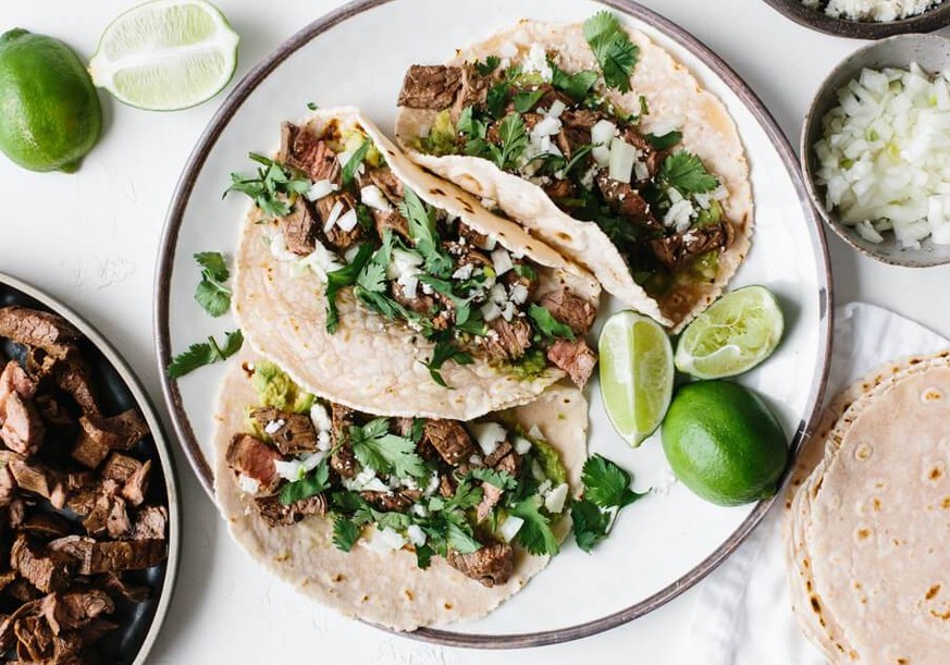 carne asada tacos mexikanisch mexiko streetfood usa kalifornien essen food rindfleisch https://downshiftology.com/recipes/carne-asada-tacos/