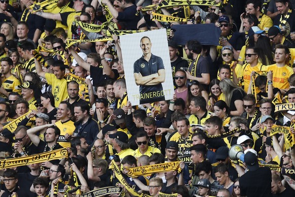 YB-Fans halten ein Bild von Berns Trainer Adi Huetter mit dem Wort &quot;Trainergott&quot; hoch, im Super League Spiel zwischen dem BSC Young Boys Bern und dem FC Luzern, am Samstag, 28. April 2018 im ...