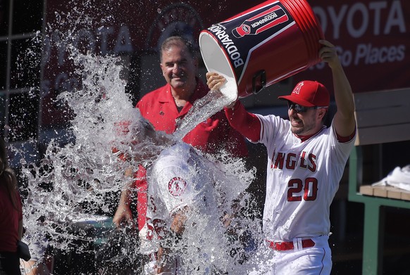 Los Angeles Angels' Matt Joyce, right, douses Kole Calhoun after they defeated the Seattle Mariners 3-2 in a baseball game, Sunday, Sept. 27, 2015, in Anaheim, Calif. Calhoun drove in the tiebreaking run in the eighth inning. (AP Photo/Mark J. Terrill) 
