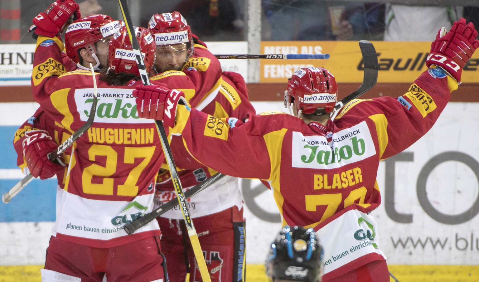 Langnaus Nils Berger, Emanuel Peter, Anthony Huguenin und Yannick Blaser, von links, jubeln waehrend dem Meisterschaftsspiel der National League zwischen den SCL Tigers und dem HC Davos, am Donnerstag ...