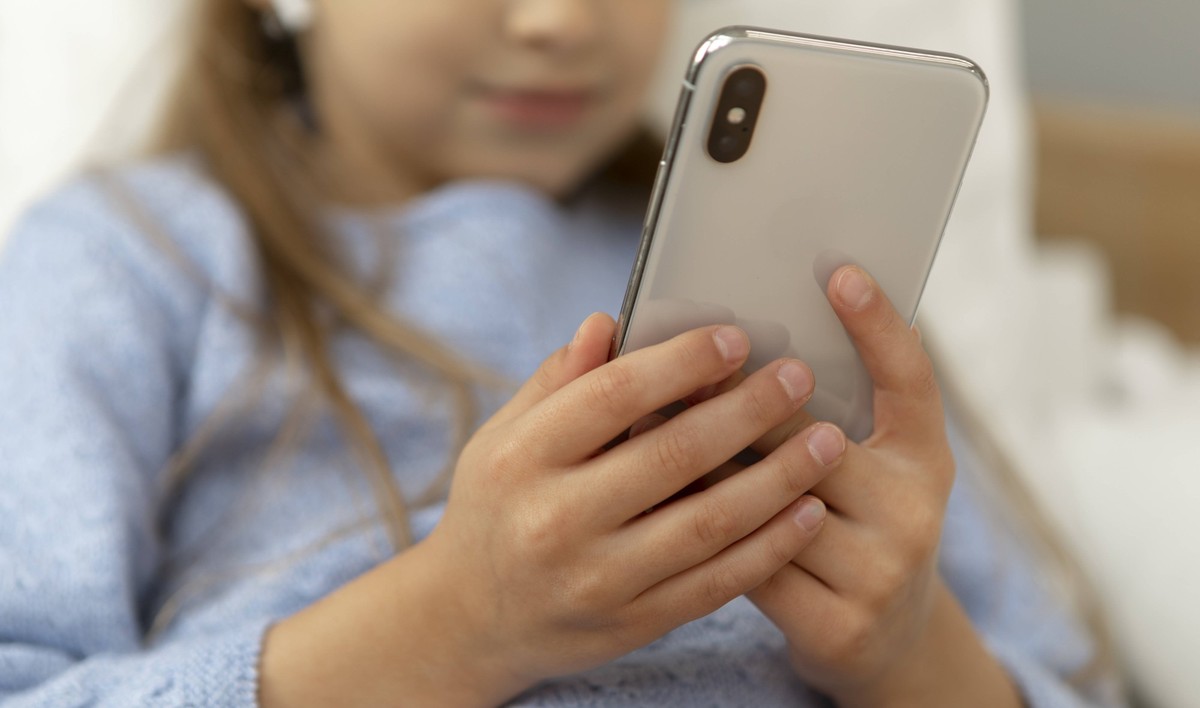 Kind mit Smartphone (Symbolbild)
