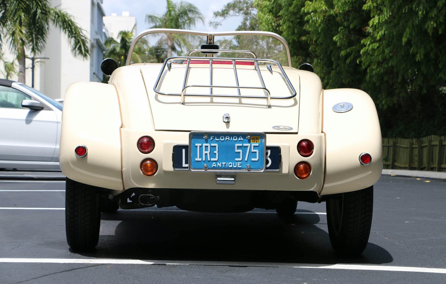 Burton Roadster Sotheby&#039;s Auktion Florida auto retro design https://rmsothebys.com/en/auctions/0521/open-roads--may/lots/r0036-1986-citro%C3%ABn-2cv-roadster-by-burton/1093444#