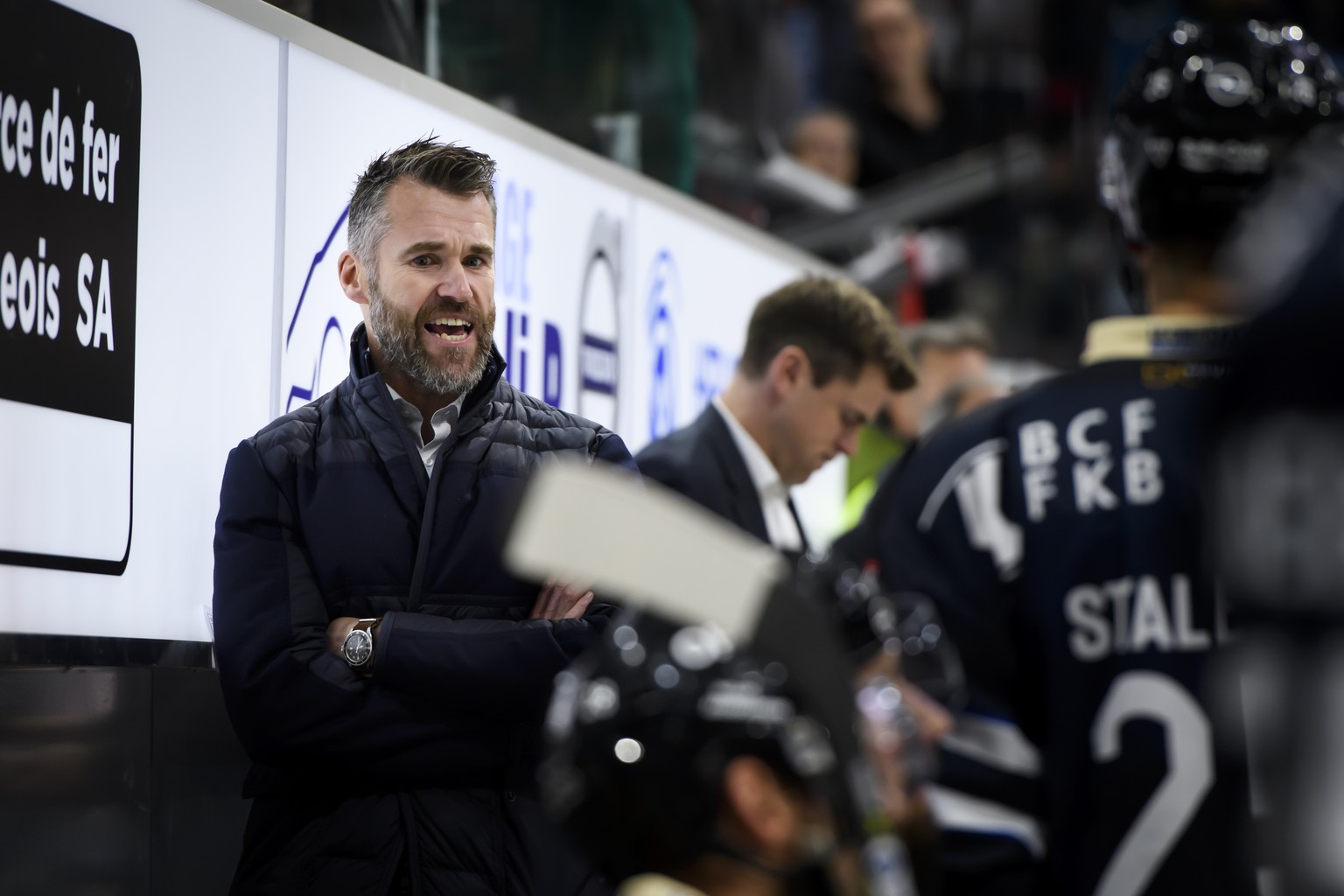 Ersatz-Cheftrainer und Sportdirektor Christian Dube, spricht beim Eishockey Meisterschaftsspiel der National League A zwischen den HC Fribourg Gotteron und dem SC Rapperswil-Jona Lakers, am Samstag, 5 ...