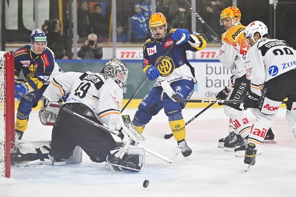 Lugano&#039;s Torhueter Mikko Koskinen, der Postfinance Topscorer Matej Stransky von Davos und Calvin Thuerkauf von Lugano, von links, beim Eishockey Spiel der National League zwischen dem HC Davos un ...