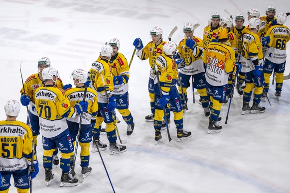 Die Davoser Spieler gratulieren sich nach dem Eishockey-Qualifikationsspiel der National League zwischen dem HC Ajoie und dem HC Davos in der Raiffeisen Arena in Porrentruy, am Montag, 4. Maerz 2024.  ...