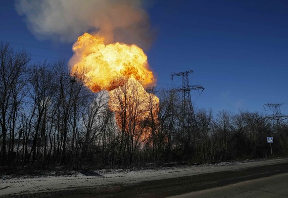 Explosion einer Artilleriegranate unweit des umkämpften Stadtkerns von Debalzewo.