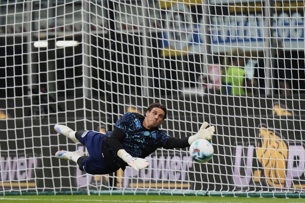 Inter Milan's goalkeeper Yann Sommer warms up prior to a Serie A soccer match between Inter Milan and Torino, at the San Siro stadium in Milan, Italy, Monday, Aug. 25, 2025. (AP Photo/Luca Bruno) ...