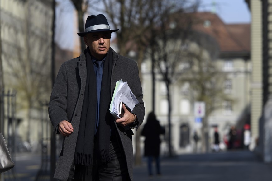 Bundesrat Alain Berset auf dem Weg zur Anhoerung der Parteien wegen der Coronavirus-Krise, am Donnerstag, 26. Maerz 2020 vor dem Bernerhof in Bern. (KEYSTONE/Anthony Anex)