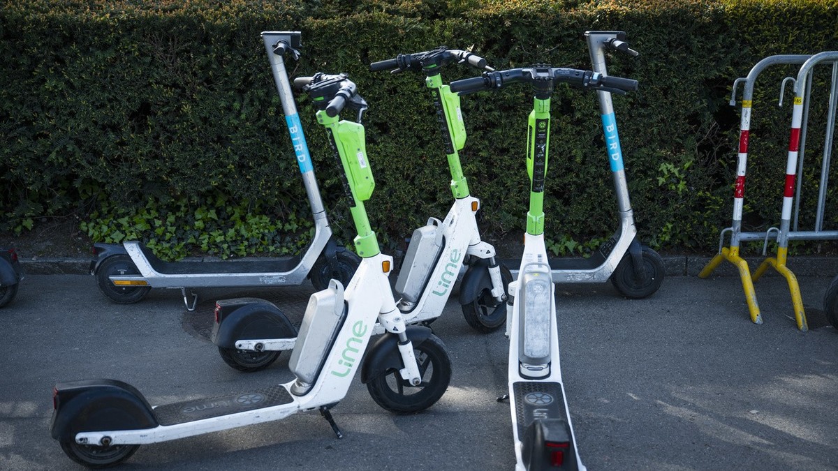 Bird und Lime E-Scooter stehen beim Buerkliplatz in Zuerich, fotografiert am Montag, 30. April 2024. (KEYSTONE/Christian Beutler)