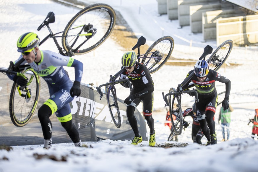 Kevin Kuhn, Andri Frischknecht und Lars Forster, von links, auf der Strecke waehrend der Radquer Schweizermeisterschaft 2021 am Schlosshuegel in Hittnau, am Sonntag, 10. Januar 2021. (KEYSTONE/Christi ...