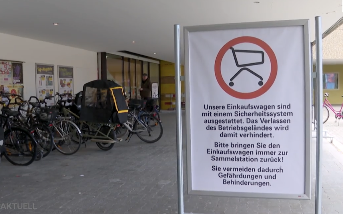 Les usagers de la Coop Telli, à Aarau, n'apprécient que peu la fin d'une exception de 50 ans concernant les caddies du supermarché.