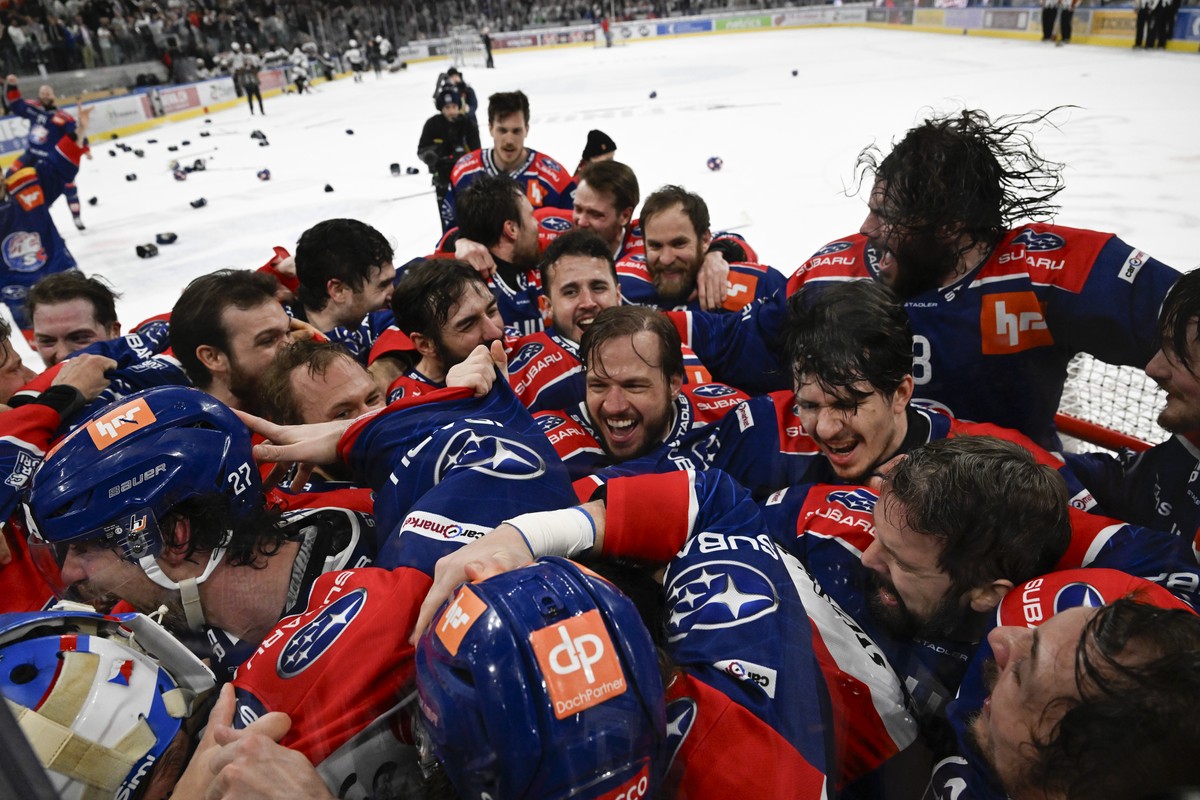 Die Zuercher jubeln nach ihrem Sieg im siebten Playoff Final Eishockeyspiel der National League zwischen den ZSC Lions und dem Lausanne HC, am Dienstag, 30. April 2024, in der Swiss Life Arena in Zuer ...