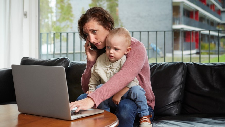 ZUM THEMA MOBILTELEFON IM ALLTAG STELLEN WIR IHNEN HEUTE, DONNERSTAG, 21.01.2016, FOLGENDES NEUES BILDMATERIAL ZUR VERFUEGUNG --- [Symbolic Image, Posed Picture, Model Released] In the living room, a  ...