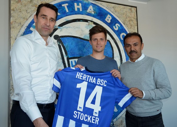 Valentin Stocker mit Sportchef Preetz (links) und Trainer Luhukay bei seiner Vorstellung in Berlin.