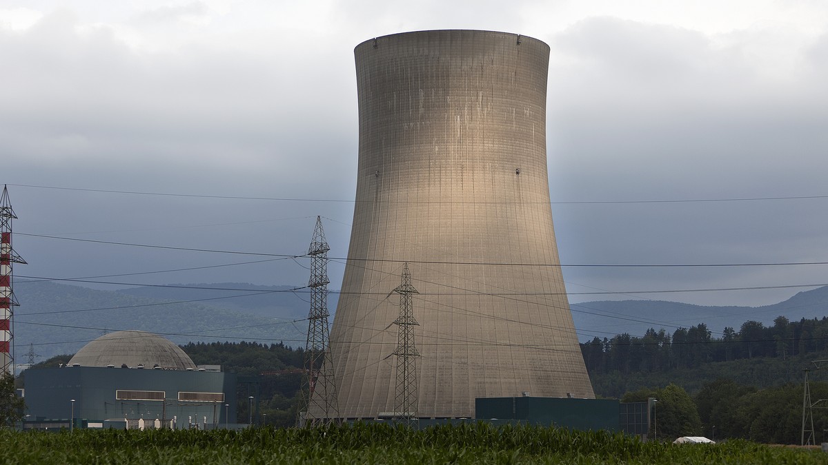 ARCHIV --- ZUR ABSTIMMUNG UEBER DIE "ATOMAUSSTIEGS-INITIATIVE" STELLEN WIR IHNEN FOLGENDES BILD ZUR VERFUEGUNG --- Nuclear power plant Goesgen in the canton of Solothurn, Switzerland, pictur ...