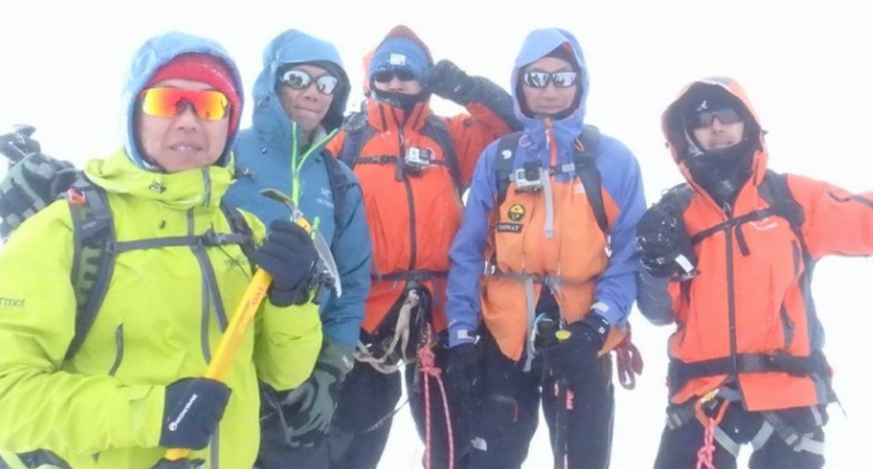 Das Foto zeigt die Bergsteiger-Gruppe auf einer Tour am Breithorn.