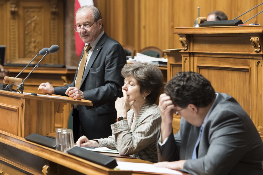 Nationalrat Maximilian Reimann, SVP-AG, sowie die Komissionssprecher Kathy Riklin, CVP-ZH und Laurent Wehrli, FDP-VD, von links nach rechts, anlaesslich der Sommersession der Eidgenoessischen Raete, a ...