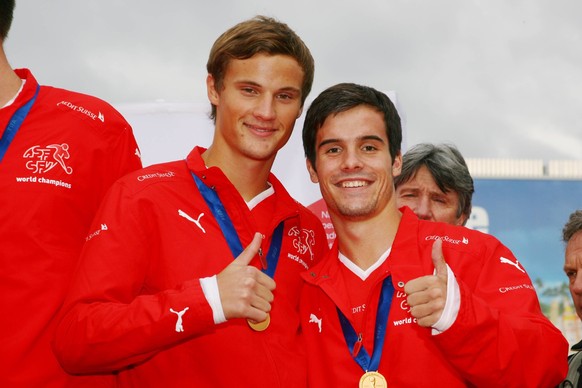 Bildnummer: 05137696 Datum: 17.11.2009 Copyright: imago/Geisser
Empfang der Schweizer U17 Fussball Weltmeister in Zuerich, Bild : Haris Seferovic (L), Janick Kamber ( FC Basel) 17.Nov. 2009; Herren F ...
