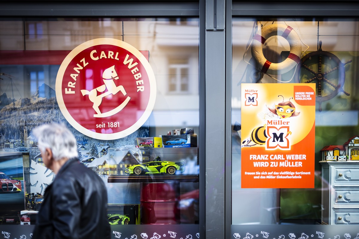 Ein Mann geht am Hauptgeschaeft des Spielwarenhaendlers Franz Carl Weber (FCW) am Zuercher Bahnhofplatz vorbei, am Dienstag, 2. April 2024 in Zuerich. Auf plakaten in den Schaufenster des Franz Carl W ...